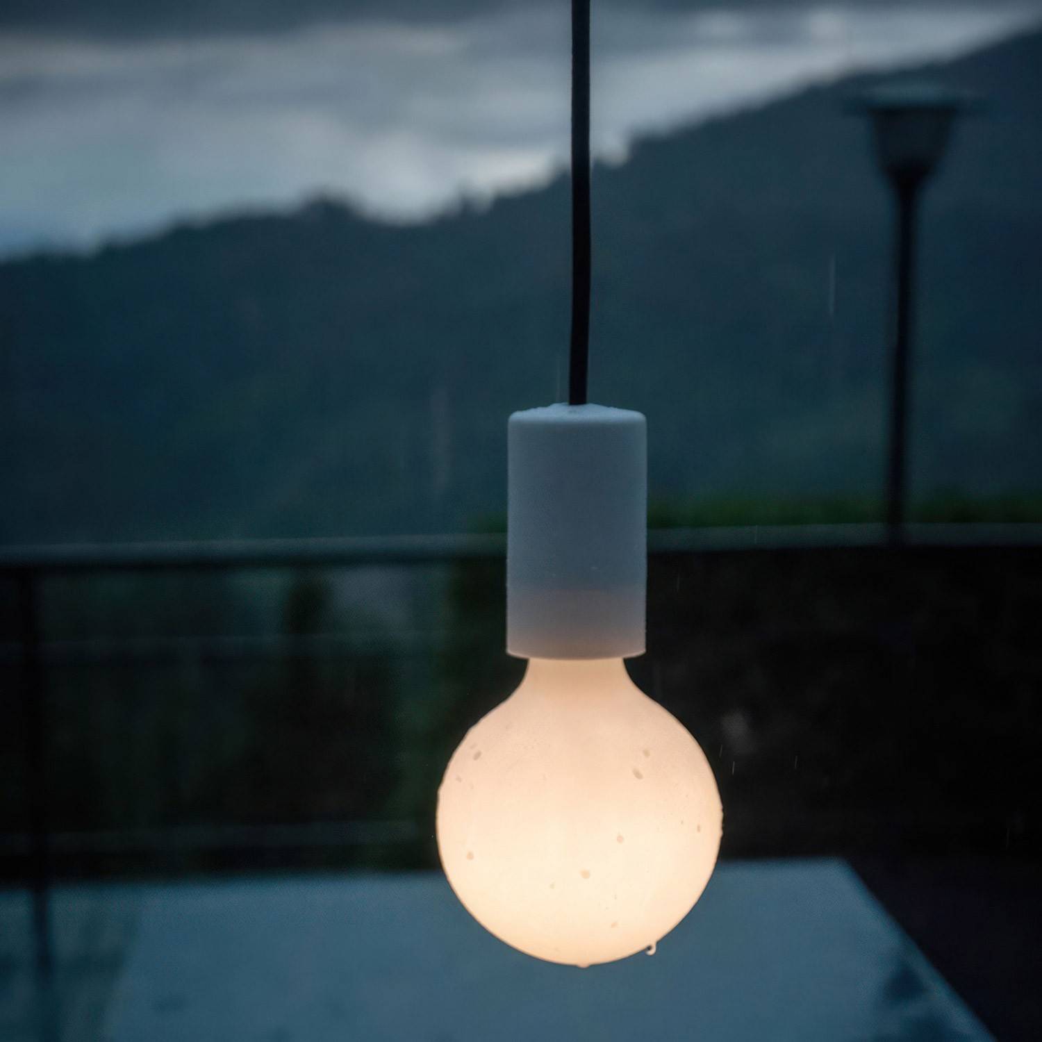 Lampă suspendată de exterior EIVA ELEGANT cu cablu textil de 1,5 metri, rozetă de tavan din silicon și suport de lampă rezistent