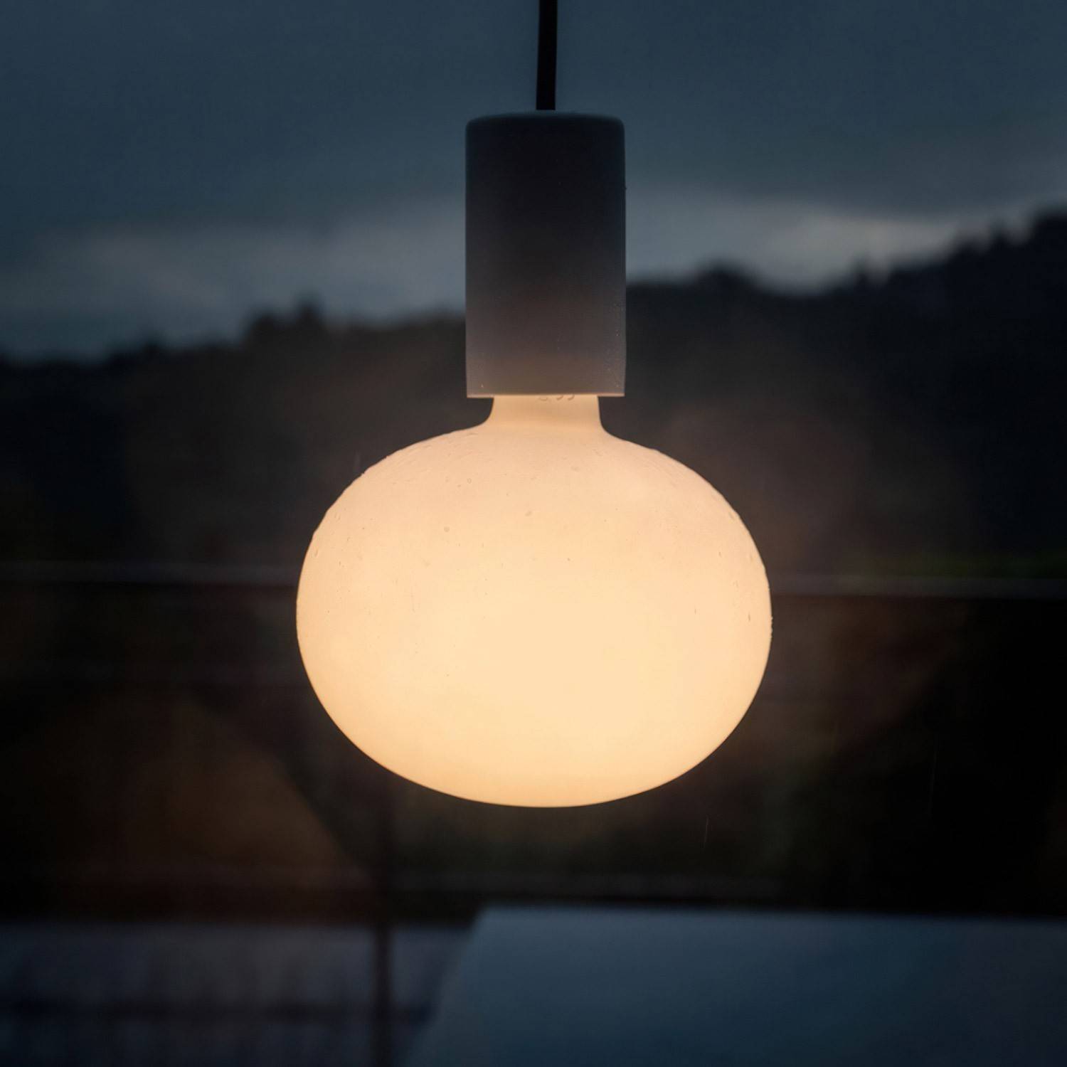 EIVA ELEGANT Suspensão exterior com cabo têxtil, rosácea de teto em silicone e casquilho IP65 impermeável