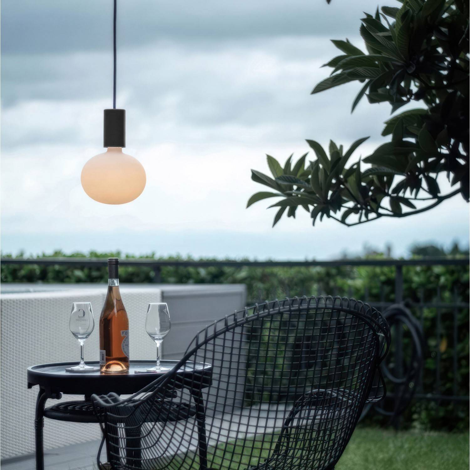 EIVA ELEGANT Suspensão exterior com cabo têxtil, rosácea de teto em silicone e casquilho IP65 impermeável