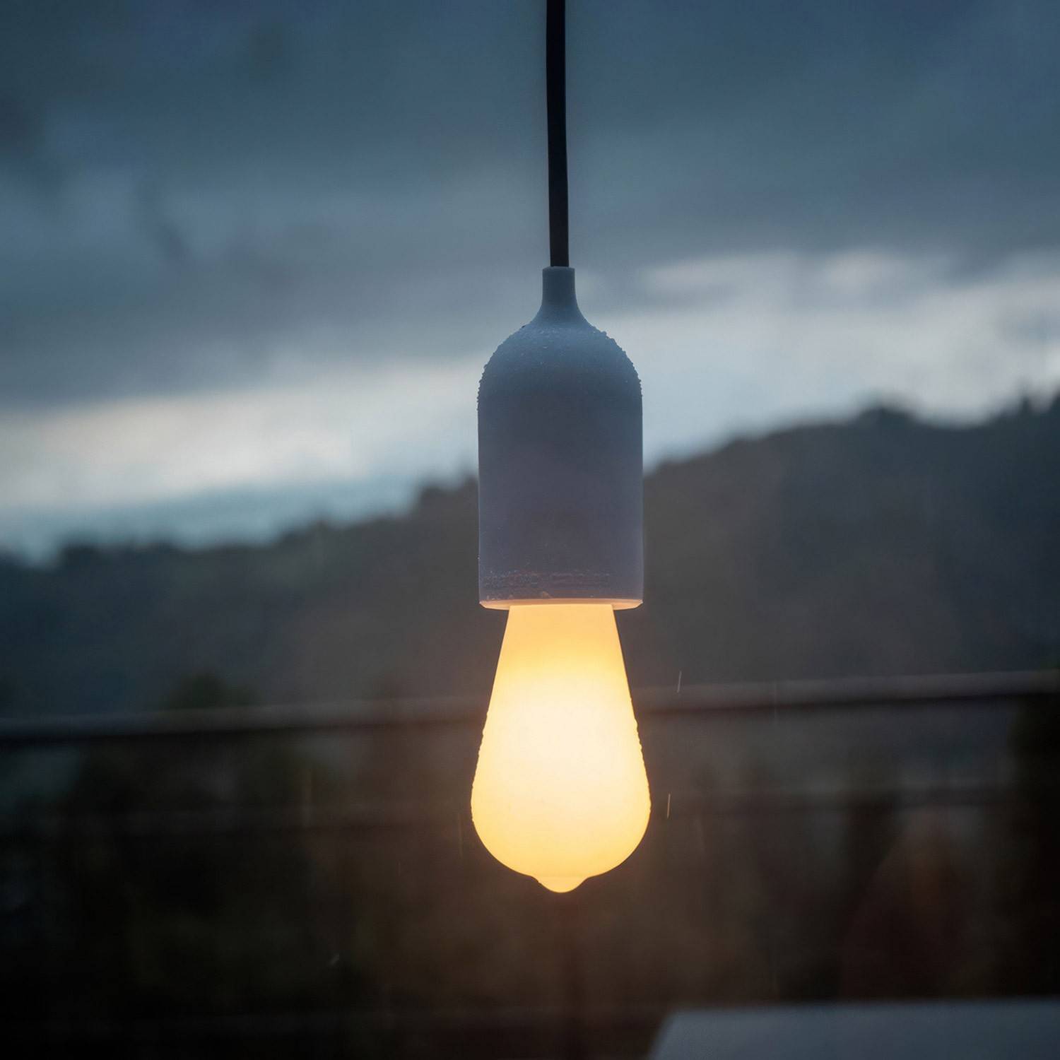 Lampa de exterior EIVA PASTEL cu fir textil de 1,5 metri, rozetă colorată din silicon și suport de lampă rezistent la apă IP65.