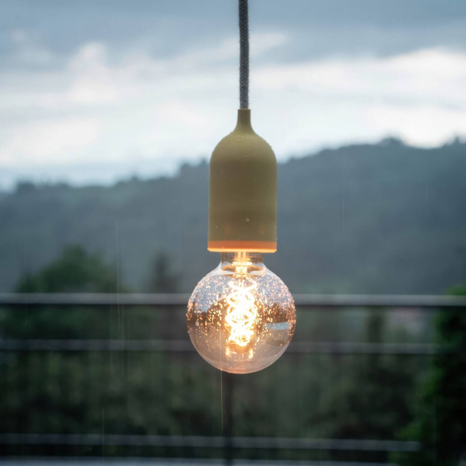 EIVA PASTEL Suspensão exterior com cabo têxtil, rosácea de teto colorida em silicone e casquilho IP65 impermeável