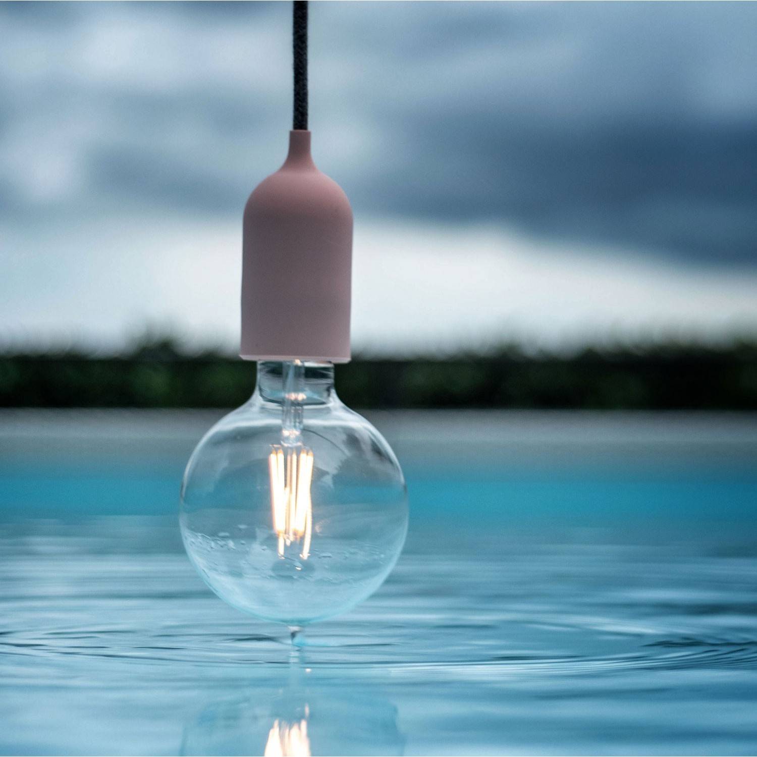 EIVA PASTEL Zewnętrzna lampa wisząca z 1,5 mm kablem w oplocie, kolorową podsufitką i z silikonową oprawką IP65 waterproof