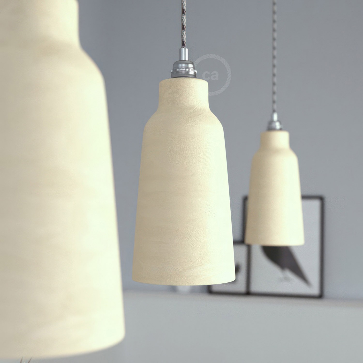 Lampa wisząca z kablem w oplocie, ceramicznym kloszem Bottle i metalowymi elementami - Made in Italy