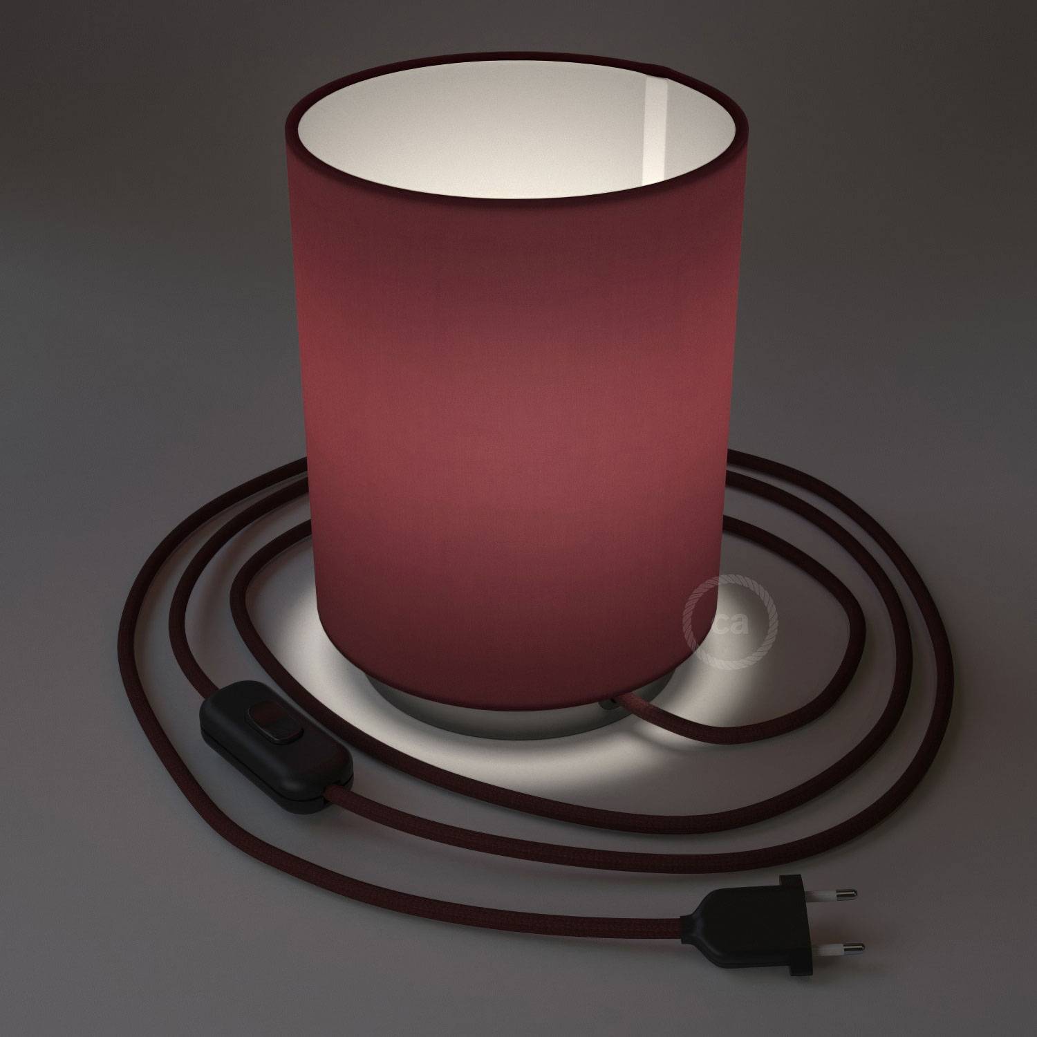 Posaluce i metal med Burgundy Canvas Cilindro lampeskærm, komplet med stofkabel, afbryder og 2-polet stik