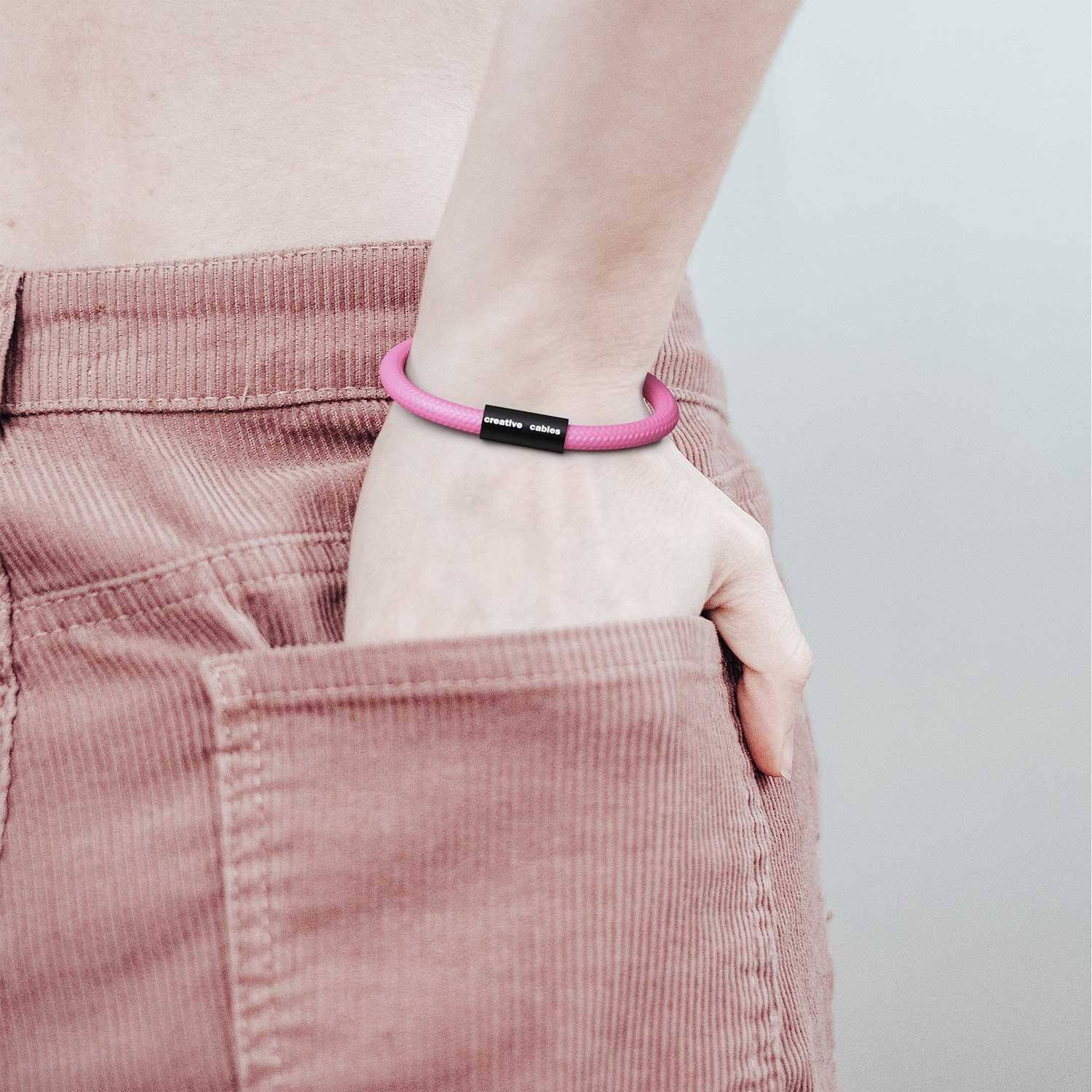 Armband av textilkabel med magnetlås - RM08 Cerise