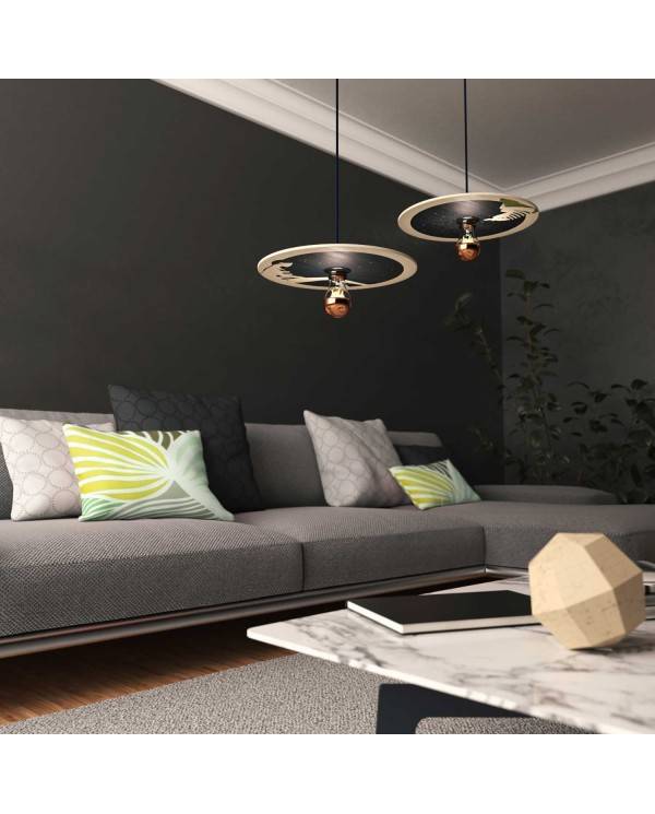 Lustră cu cablu textil, abajur din lemn în formă de disc zburător și detalii din metal - Produs în Italia