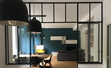 Color verde azulado y luces personalizadas protagonizan un apartamento en Turín.