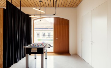 Ljus och modern design på det österrikiska arkitektkontoret med linjära S14D-lampor